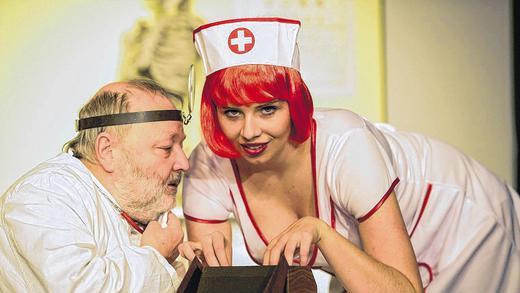 Leichtfüßige Unterhaltung: Der in die Jahre gekommene Schauspieler Willie Clark (Kurt Egreder) in einem Doktorsketch in der Komödie „Sonny Boys“ im Würzburger Theater Chambinzky. Leichtfüßige Unterhaltung: Der in die Jahre gekommene Schauspieler Willie Clark (Kurt Egreder) in einem Doktorsketch in der Komödie „Sonny Boys“ im Würzburger Theater Chambinzky.