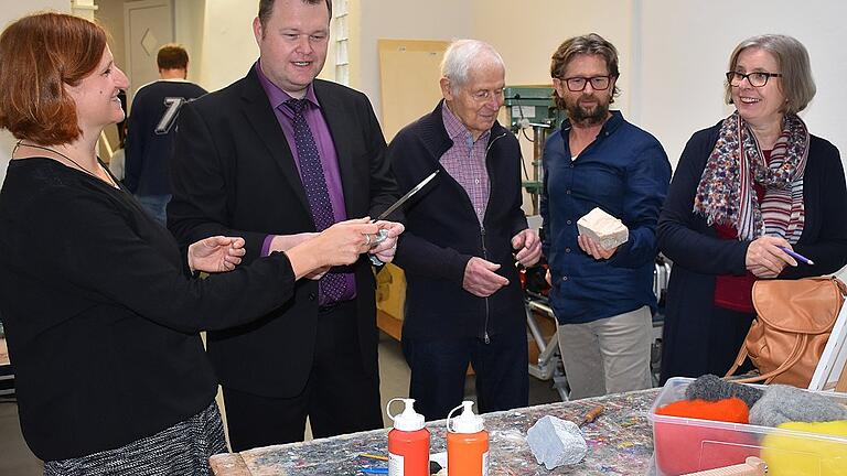 Sozialpädagogin Karin Schramm, Thomas Hagen von der Sparkasse, Alt-OB Kurt Petzold, Ergotherapeut Armin Dietz und die Rektorin der Friedensschule Gisela Petzold (von links) haben sich schon einmal in der Kreativ-Werkstatt umgeschaut. Sozialpädagogin Karin Schramm, Thomas Hagen von der Sparkasse, Alt-OB Kurt Petzold, Ergotherapeut Armin Dietz und die Rektorin der Friedensschule Gisela Petzold (von links) haben sich schon einmal in der Kreativ-Werkstatt umgeschaut.