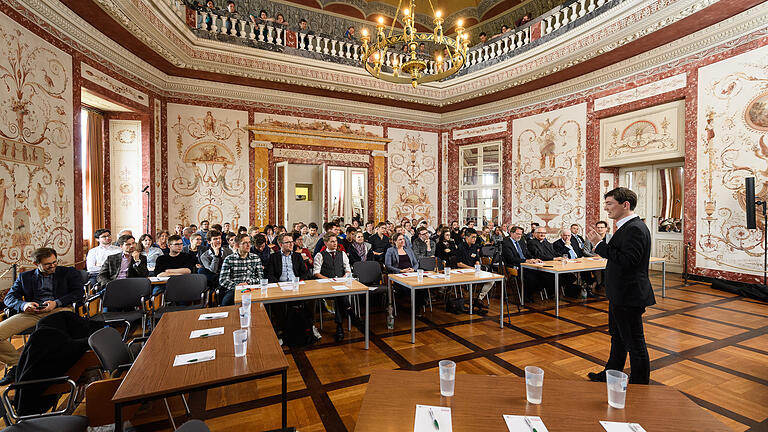 Studierende diskutieren beim Finale der Süddeutschen Debattiermeisterschaft im Toscanasaal der Residenz in Würzburg den Austritt von Großbritannien aus der Europäischen Union. Bei dem Finale treffen sich die besten studentischen Rednerinnen und Redner, um sich im Wettstreit der Argumente zu messen. Studierende diskutieren beim Finale der Süddeutschen Debattiermeisterschaft im Toscanasaal der Residenz in Würzburg den Austritt von Großbritannien aus der Europäischen Union. Bei dem Finale treffen sich die besten studentischen Rednerinnen und Redner, um sich im Wettstreit der Argumente zu messen.