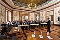 Studierende diskutieren beim Finale der Süddeutschen Debattiermeisterschaft im Toscanasaal der Residenz in Würzburg den Austritt von Großbritannien aus der Europäischen Union. Bei dem Finale treffen sich die besten studentischen Rednerinnen und Redner, um sich im Wettstreit der Argumente zu messen.