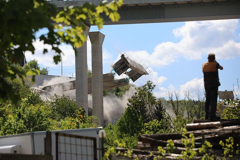 Sprengung Brückenpfeiler. Talbrücke, Pfeilersprengung