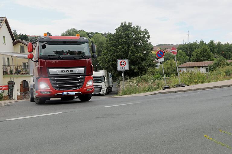 Von der Schwabbach kommend müssen die LKW zusätzlich zur Steigung auch noch eine enge Kurve nach links bewältigen. Durch Abbremsen und Wiederanfahren entsteht für die Anwohner eine hohe Belastung an Lärm und Abgasen. Von der Schwabbach kommend müssen die LKW zusätzlich zur Steigung auch noch eine enge Kurve nach links bewältigen. Durch Abbremsen und Wiederanfahren entsteht für die Anwohner eine hohe Belastung an Lärm und Abgasen.
