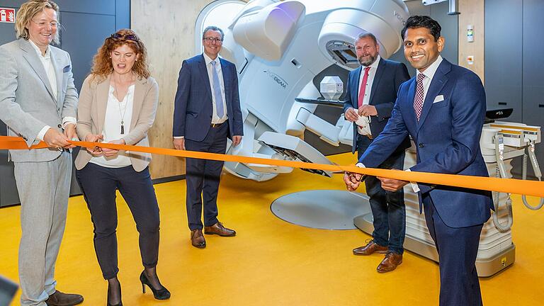 Eröffnung des Strahlentherapiezentrums in Veitshöchheim: Das Band wurde zerschnitten von Ralf Kurek, Sandra Rüdiger, Bürgermeister von Veitshöchheim Jürgen Götz, Landrat Thomas Eberth und Dr. med. Kosalarajah Paheenthararajah (von links) Eröffnung des Strahlentherapiezentrums in Veitshöchheim: Das Band wurde zerschnitten von Ralf Kurek, Sandra Rüdiger, Bürgermeister von Veitshöchheim Jürgen Götz, Landrat Thomas Eberth und Dr. med. Kosalarajah Paheenthararajah (von links) 