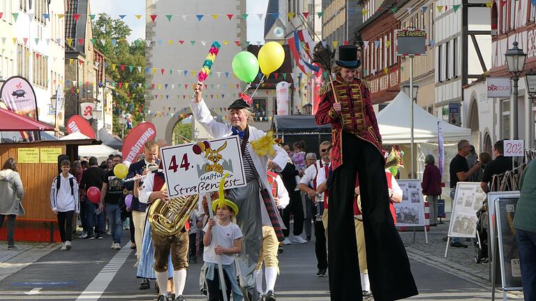 Das hat lange Tradition: Mit einem Festzug wurde das 44. Haßfurter Straßenfest eröffnet.