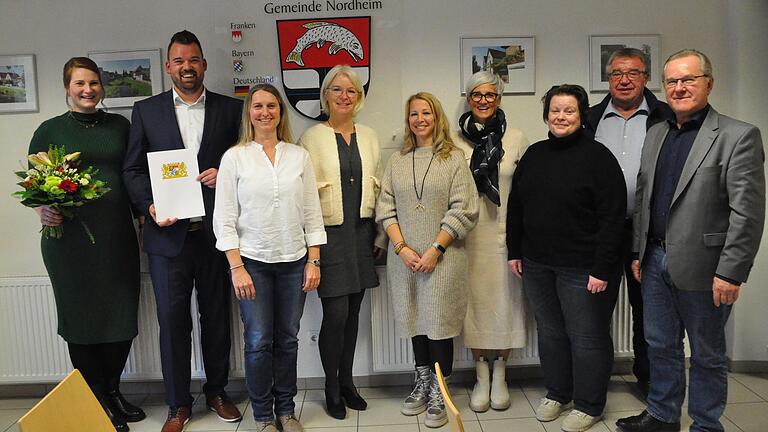 Jonas Cabut wurde offiziell zum neuen Rektor der Nordheimer Grundschule ernannt. Das Bild zeigt (von links) Lena und Jonas Cabut, stellvertretende Schulleiterin Petra Kihn, Schulamtsdirektorin Inga Palma, Elternbeiratsvorsitzende Natalie Stumpf, Eva-Maria Werner (Personalrat), Sabine Thanisch (Rektorin Grundschule Fladungen), Schulverbandsvorsitzenden Fridolin Link und Nordheims Bürgermeister Thomas Fischer.