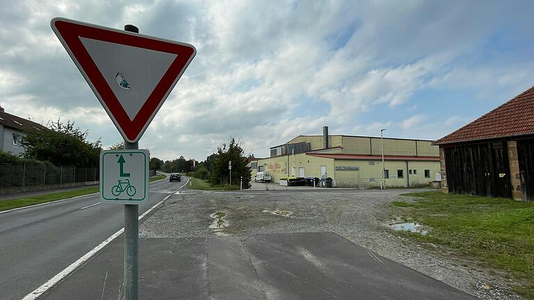 Kurz vor dem Grundstück der Norma-Filiale und dem Takka-Tukka-Land endet der Radweg entlang der Alitzheimer Straße. Thomas Vizl befürchtet eine dauerhafte Radweglücke durch den Bau der Parkplätze außerhalb der Anbauverbotszone auf dem Norma-Grundstück.