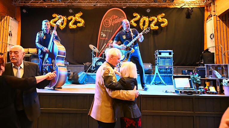 Eine große Neuerung 2025 war der Austausch der Band - über ein Jahrzehnt waren 'die Grundler' musikalische Begleitung beim Ball der Landwirtschaft in Gambach. Heuer spielten das erste Mal 'die Rossinis'. Eine große Neuerung 2025 war der Austausch der Band - über ein Jahrzehnt waren 'die Grundler' musikalische Begleitung beim Ball der Landwirtschaft in Gambach. Heuer spielten das erste Mal 'die Rossinis'.