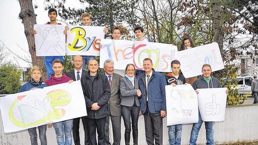 Spendenübergabe: Thomas Schmidt (vorne, Dritter von rechts) überreichte Direktorin Bärbel Schmid und Wolfgang Bauer, Vorsitzender des Stiftungsvorstands (links daneben), 27 200 Euro. Die Schüler der Klasse 9M der Dr. Karl-Kroiss-Schule präsentierten ihre Entwürfe zur Verschönerung der kahlen Mauern des Pausenhofes. Spendenübergabe: Thomas Schmidt (vorne, Dritter von rechts) überreichte Direktorin Bärbel Schmid und Wolfgang Bauer, Vorsitzender des Stiftungsvorstands (links daneben), 27 200 Euro. Die Schüler der Klasse 9M der Dr. Karl-Kroiss-Schule präsentierten ihre Entwürfe zur Verschönerung der kahlen Mauern des Pausenhofes.