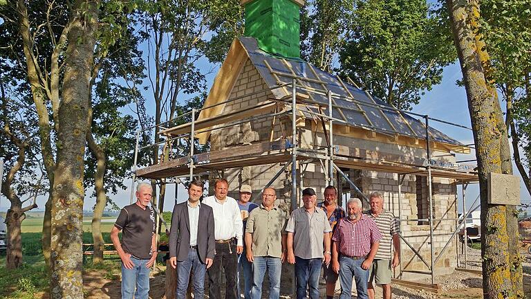 Beim Richtfest der neuen Hubertuskapelle in Erbshausen-Sulzwiesen: (von links) Günter Schraut (2.Vorsitzender Hubertusverein), Bürgermeister Bernd Schraud, Zimmerermeister Christoph Arnold, Dieter Schmidt, Norbert Rumpel, Hubertusvereins-Vorsitzender Wilhelm Issing, Bauunternehmer Timo Kirchner, Polier Josef Issing und Ignaz Beck.