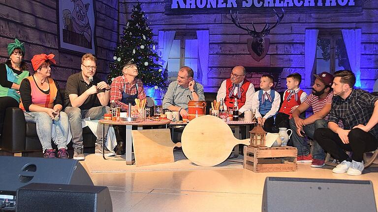Recht kuschelig wurde es rund um die Kesselfleisch-Bowle des Rhöner Schlachthofs in der Rudi-Erhard-Halle in Burglauer.