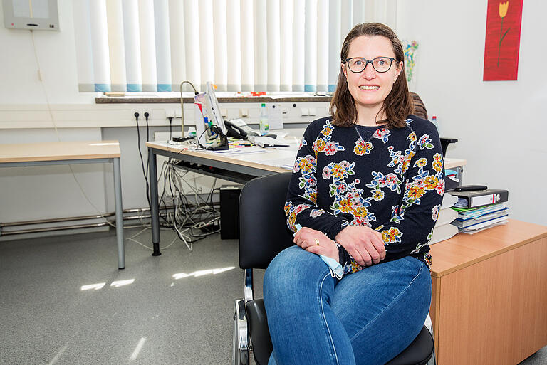 Die stellvertretende Leiterin des Gesundheitsamts, Dr. Barbara Finkenberg, in ihrem Büro in Würzburg.