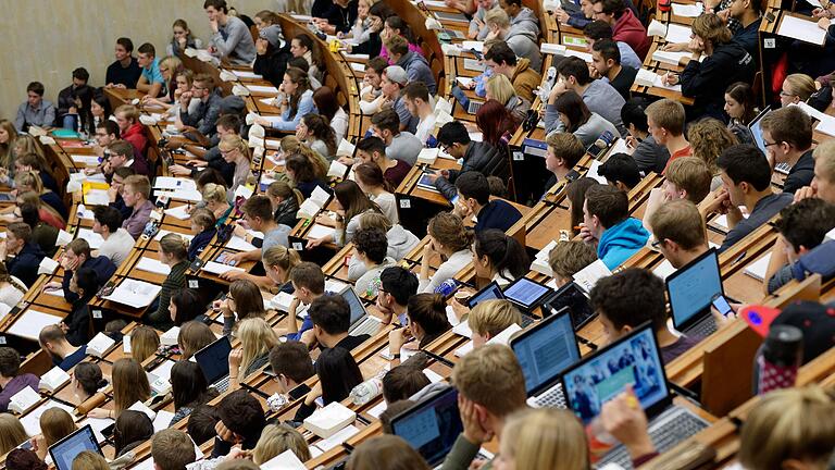 So sahen die Hörsäle vor Corona aus: Nach drei Corona-Semestern sollen die Studierenden nun wieder zurück an die Unis. Bayerns Staatsregierung hat jetzt den Mindestabstand für Präsenzveranstaltungen aufgehoben.