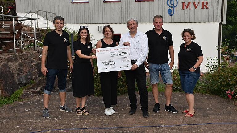 Auf dem Bild (von links): Vorsitzender Sebastian Wirthmann, Dirigentin der neuen Bläserklasse Lena Welzenbach, Marin Lengler und Hans-Joachim Schüßler, Vorsitzender Wolfram Lutz, Vorsitzende Annika Blank.