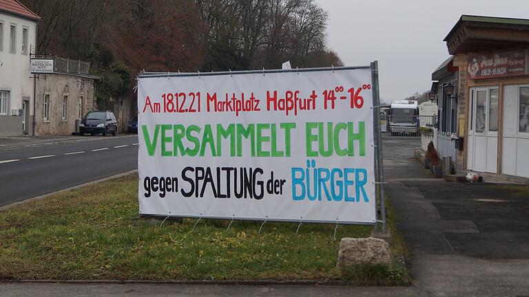 Ein Aufsteller an der Staatsstraße in Obertheres wies auf die Versammlung hin. Ein Aufsteller an der Staatsstraße in Obertheres wies auf die Versammlung hin.