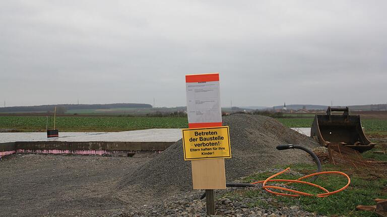 Von den am Rand des Baugebiets 'Am Nützelbach II' in Gerolzhofen liegenden Baugrundstücken sind es nur rund 1000 Meter bis zum Windkraft-Vorranggebiet WK 61. Dort, im Dreieck zwischen Gerolzhofen, Frankenwinheim (rechts hinten im Bild zu sehen) und Lülsfeld, weist der Regionalplan Main-Rhön eine Fläche von 115 Hektar aus, auf der Windkraftanlagen errichtet werden können. Von den am Rand des Baugebiets 'Am Nützelbach II' in Gerolzhofen liegenden Baugrundstücken sind es nur rund 1000 Meter bis zum Windkraft-Vorranggebiet WK 61. Dort, im Dreieck zwischen Gerolzhofen, Frankenwinheim (rechts hinten im Bild zu sehen) und Lülsfeld, weist der Regionalplan Main-Rhön eine Fläche von 115 Hektar aus, auf der Windkraftanlagen errichtet werden können.
