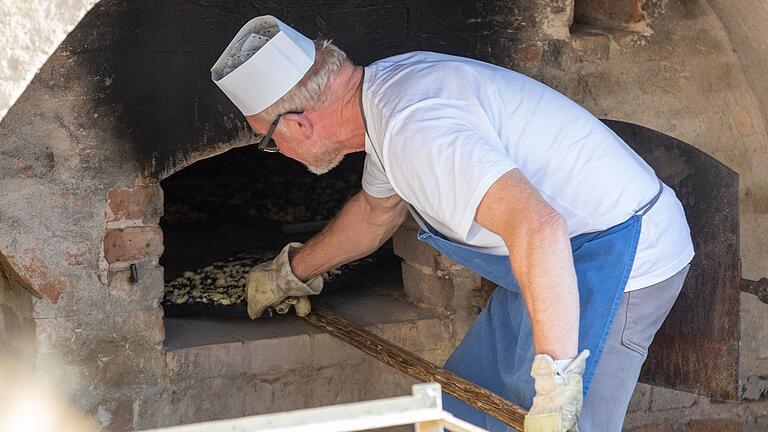 Verschiedene Brotsorten, Kuchen und Gebäckstücke werden beim Backofenfest im Fränkischen Freilandmuseum in rund einem Dutzend historischen Öfen zubereitet.