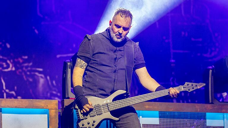 Für Stahlzeit-Bassist Sam Elflein wird der Auftritt beim Rösler-Open-Air ein richtiges Heimspiel. Der Musiker hat lange Zeit in Ebern gewohnt. Für Stahlzeit-Bassist Sam Elflein wird der Auftritt beim Rösler-Open-Air ein richtiges Heimspiel. Der Musiker hat lange Zeit in Ebern gewohnt.