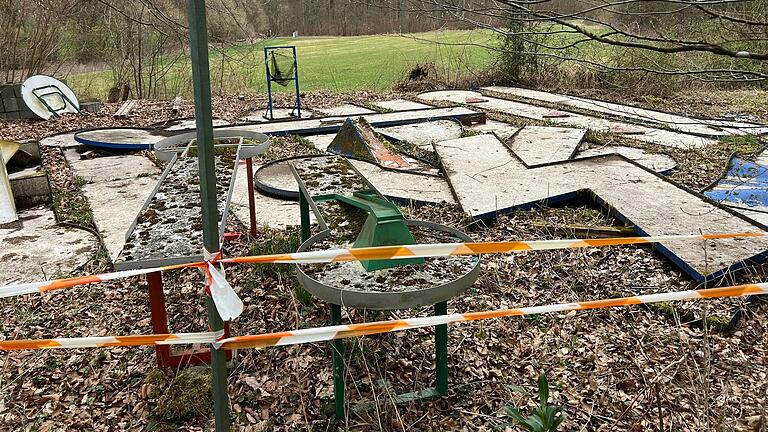 Die Überreste der ehemaligen Minigolfanlage im Guttenberger Wald.&nbsp;