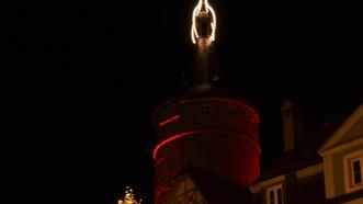 Weihnachtsmarkt       -  Kitzingen leuchtet: Zum zweiten Mal  ist der als Adventskerze geschmückte Makrtturm das kennzeichen für das Weihnachtsdorf auf dem Platz der Partnerstädte. Hier Bilder von der Eröffnung am Freitagabend.