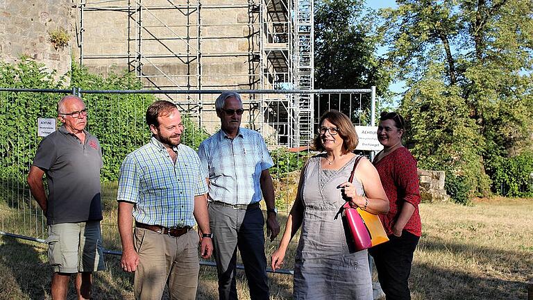 Bei einer Führung informierte sich der CSU-Ortsverband Ostheim mit seinem Vorsitzenden Steffen Malzer an der Spitze (Zweiter von links) über die Sanierung des Bergfrieds auf der Lichtenburg. Die Fürsteherin Doris Wienröder (Zweite von rechts) führte die Abordnung herum.