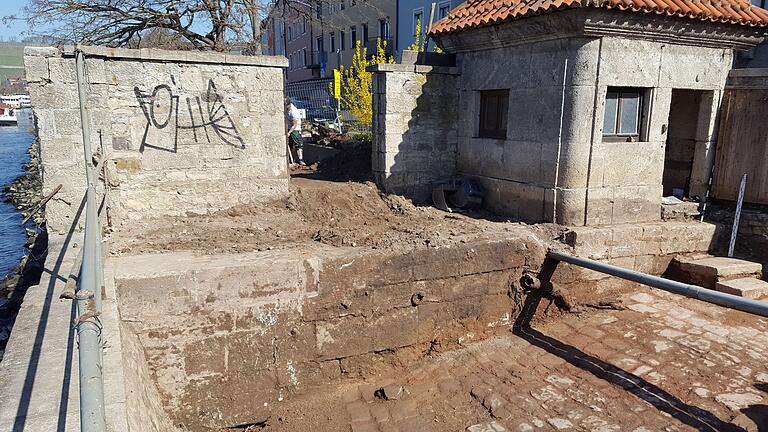 Die Nordseite der freigelegten barocken Bootsrampe im Maingärtchen.