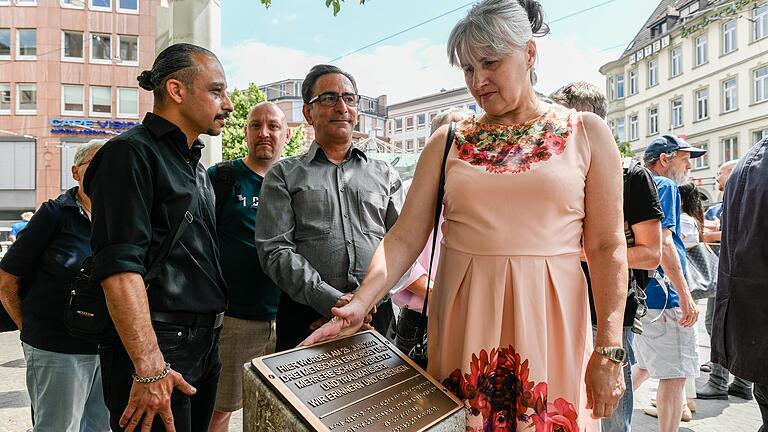 Milena Zekovic-Salzgeber ist Betroffene des Würzburger Messerangriffs. Die Einweihung der Gedenk-Stele hat sie sichtlich berührt.