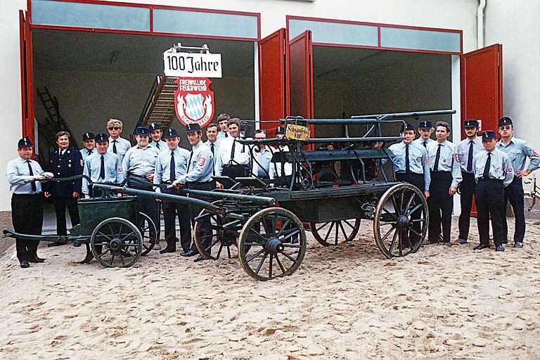 Neben der Fotokunst sind auch historische und alten Aufnahmen aus dem Leben in Schwanfeld bei der Ausstellung in der Schulaula zu sehen: Diesmal stand die Freiwillige Feuerwehr im Fokus. Neben der Fotokunst sind auch historische und alten Aufnahmen aus dem Leben in Schwanfeld bei der Ausstellung in der Schulaula zu sehen: Diesmal stand die Freiwillige Feuerwehr im Fokus.