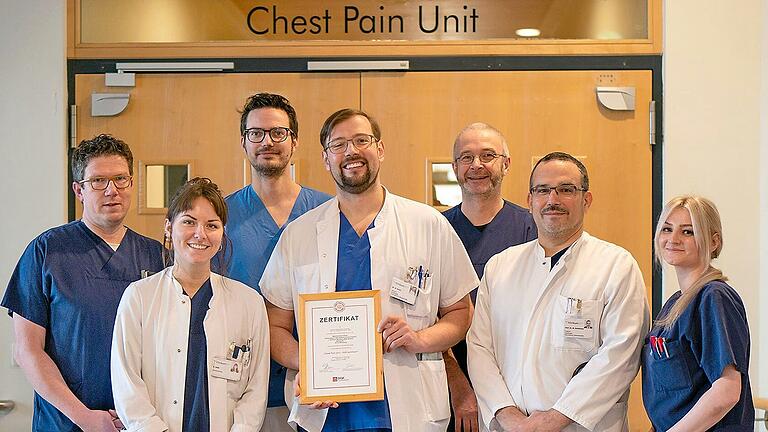 Das kardiologische Team rund um Chefarzt Prof. Dr. Willibald Hochholzer (Zweiter von rechts) freut sich über die erfolgreiche Zertifizierung der Chest Pain Unit am KWM Juliusspital.