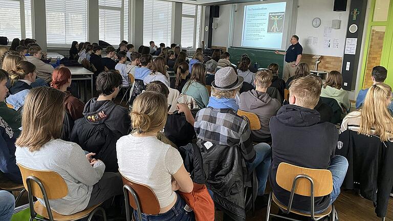 Interessiert hörten die Schülerinnen und Schüler der 10. und 11. Jahrgangsstufe des Martin-Pollich-Gymnasiums dem Vortrag von Prof. Dirk Werling zu.