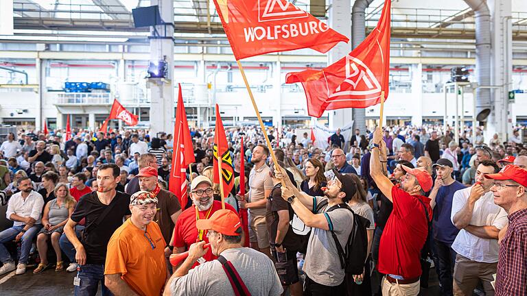 Volkswagen - Betriebsversammlung       -  Auf der Betriebsversammlung protestieren VW_Beschäftgigten gegen die SPrpläne des Konzerns.