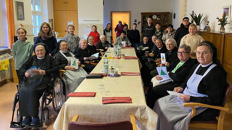 Bei ihrem Besuch im Haus Hannah der Kongregation der Ritaschwestern übergaben die Schülerinnen und Schüler der Städtischen Wirtschaftsschule ihre selbst gebastelten Weihnachtskarten an die Ordensschwestern.