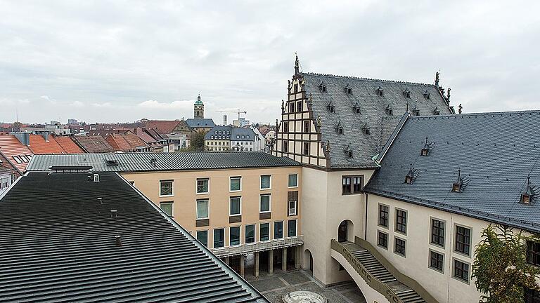 Zwei Aktenordner füllt der Haushaltsentwurf der Stadt für das kommende Jahr. Knapp drei Tage hat der Haupt- und Finanzausschuss darüber beraten.