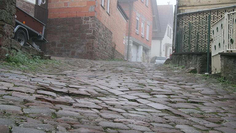 Gemündens schlechteste Straße, laut städtischem Bauamt: die Oberdorfstraße in Wernfeld. Sie soll 2020 erneuert werden.