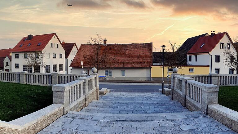 Die Lieferung und Montage der Handläufe für die Treppen zur  Bonifatius-Kirche vergab der Gemeinderat für 8622 Euro an eine Firma aus  Eltingshausen. Foto: Dieter Britz       -  Die Lieferung und Montage der Handläufe für die Treppen zur  Bonifatius-Kirche vergab der Gemeinderat für 8622 Euro an eine Firma aus  Eltingshausen. Foto: Dieter Britz