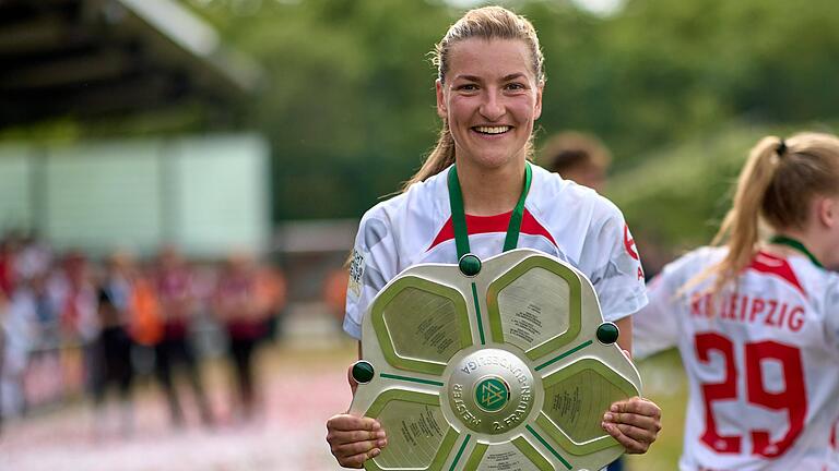 Medina Desic mit Meisterschale: Die 29-Jährige hat mit RB Leipzig die Meisterschaft in der Zweiten Fußball-Bundesliga der Frauen gewonnen. Während die Mannschaft aufsteigt, sucht Desic, da ihr Vertrag in Leipzig ausläuft, eine neue sportliche Herausforderung.