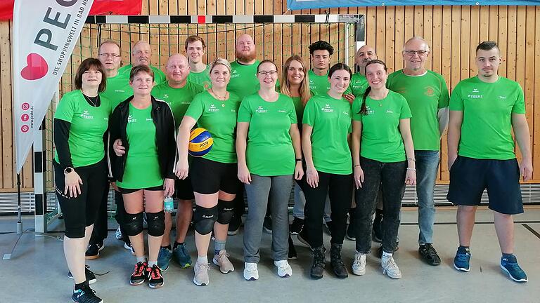 Das Team 'Rosas Rote Panther' Spieler und Helfer mit neuer Abteilungsleiterin Volleyball TSV Oberelsbach, Michaela Wethmüller (Siebter von rechts).