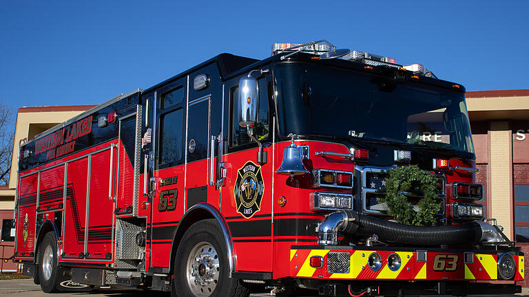 Theresa Harzer ist im Einsatz für die Feuerwehr - in ihrem Heimatort Stetten und in den USA. Zuhause ist sie aktive Feuerwehrlerin und auch während ihres Auslandsaufenthalts in den USA durfte sie mehrmals mit der dortigen Feuerwehr üben. Fahrzeuge einer Feuerwache in Oconomowoc, Wisconsin.