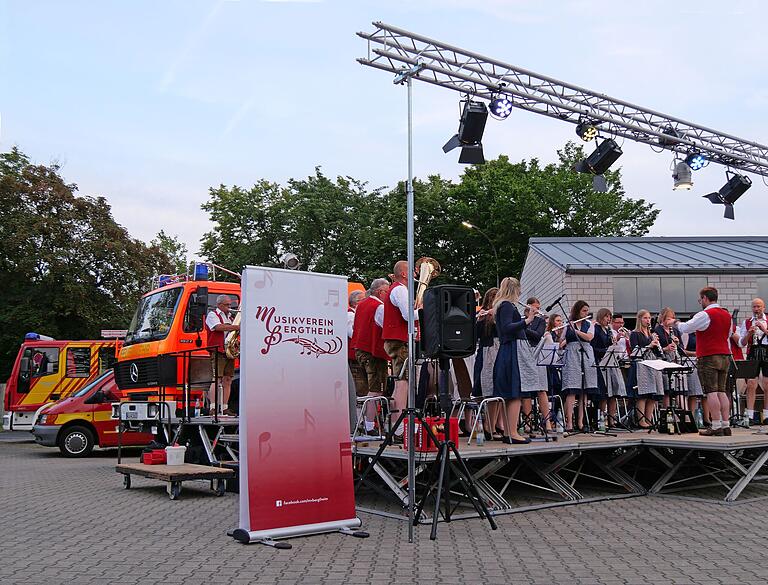 Die Musikkapelle Bergtheim unter der Leitung von Johannes Hartmann unterhielt am Festabend zur Eröffnung des Feuerwehrfestes die Gäste. Die Fahrzeuge der Freiweilligen Feuerwehr Bergtheim konnten an beiden Festtagen angeschaut werden.