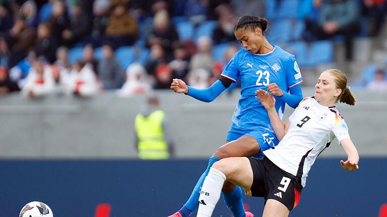 Island - Deutschland       -  Die deutschen Fußballerinnen um Sjoeke Nüsken (r) unterlagen in Island.