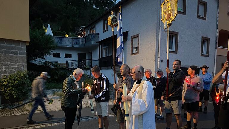 Bei der Einholung der Wallfahrer holt sich Alterbürgermeister Franz Büttner das Licht von seinem Nachfolger Rainer Morper.       -  Bei der Einholung der Wallfahrer holt sich Alterbürgermeister Franz Büttner das Licht von seinem Nachfolger Rainer Morper.