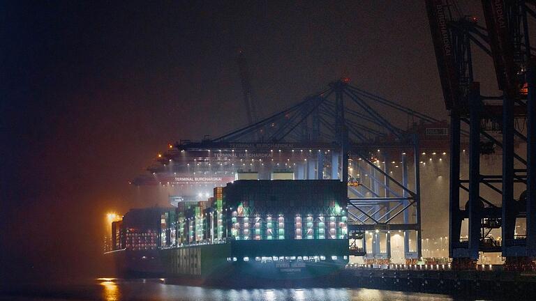 Hamburger Hafen       -  Dämpfer für Exportnation Deutschland zu Jahresbeginn.