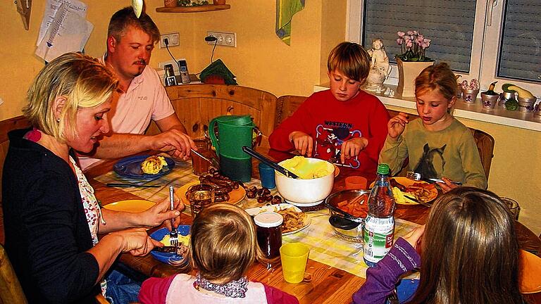 Gemeinsames Essen: Mit ihren vier Kindern essen Susanne und Michael Reck jeden Abend frisch Gekochtes. &bdquo;Schnelle, gute Küche&ldquo;, nennt die Hambacher Bäuerin diesen Umstand, der für ihre Familie ganz normal ist.