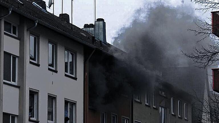 Brand mit tödlichem Ausgang: Opfer eines Brandes in der Unteren Bachgasse in Kitzingen war am 25. März ein 94-jähriger Mann. Seine 87-jährige Ehefrau wurde von zwei Handwerkern gerettet. Die Ursache des Feuers, das in der Nähe eines Gasheizofens ausgebrochen war, ist noch ungeklärt.