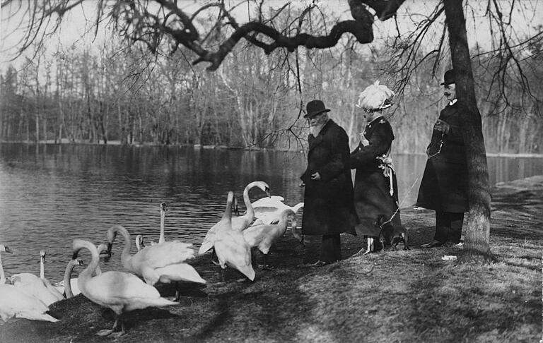 Prinzregent Luitpold bei der Fütterung der Schwäne im Nymphenburger Park im Jahr 1910