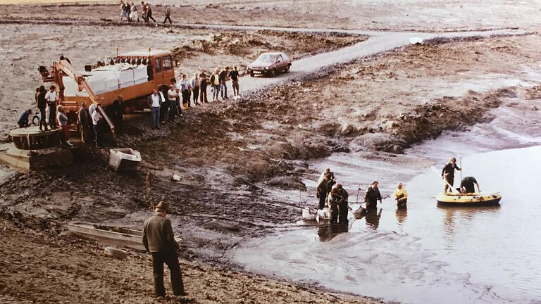 Abfischen des Ellertshäuser Sees 1983: Über eine Baustraße im See wurden die Behältnissen mit den Fischen auf Lastwagen abtransportiert.