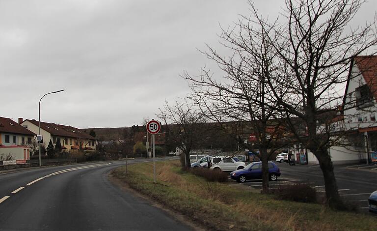 Das Aufheben der Tempo-30-Zone in der Gaibacher Straße auf Höhe des Penny-Markts (rechts) stößt bei den Verantwortlichen der Stadt auf Unverständnis, da nur 50 Meter weiter eine Fußgängerampel und eine Kreuzung warten. Das Aufheben der Tempo-30-Zone in der Gaibacher Straße auf Höhe des Penny-Markts (rechts) stößt bei den Verantwortlichen der Stadt auf Unverständnis, da nur 50 Meter weiter eine Fußgängerampel und eine Kreuzung warten.