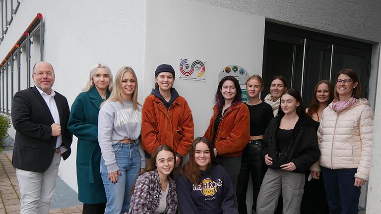 Das P-Seminar Englisch des Jack-Steinberger-Gymnasiums stellt die deutsch-amerikanische Partnerschaft zur Buhler High School in Kansas (USA) vor. Foto:  Bianca Renninger       -  Das P-Seminar Englisch des Jack-Steinberger-Gymnasiums stellt die deutsch-amerikanische Partnerschaft zur Buhler High School in Kansas (USA) vor. Foto:  Bianca Renninger