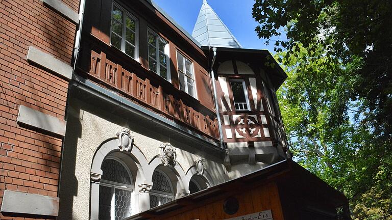 Das Theater Schloss Maßbach soll durch eine Erhöhung der Zuschüsse mehr als bisher gefördert werden. Seit 70 Jahren bespielt das Theater nicht nur die eigenen Spielstätten im Schloss, sondern hat auch über 25 Gastspielorte auch außerhalb Frankens.