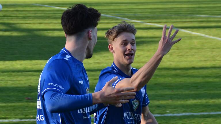 Nicolas Reinhart (rechts) zeigt es für seinen Mitspieler an: Vier Tore hat Moritz Gündling im Heimspiel des FV 04 Würzburg gegen die DJK Ammerthal erzielt.