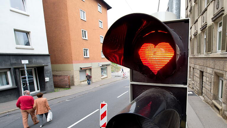 Liebes-Ampel.jpeg       -  Warum nicht gleich eine Liebesampel aufstellen – eine mit Herz gab es tatsächlich mal in Stuttgart.